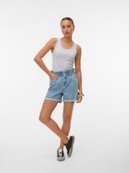 Vero Moda Szorty dżinsowe w kolorze błękitnym rozmiar: M. Niebieskie szorty Vero Moda, bez wzorów, klasyczne, z podwyższonym stanem. Za 91.99 zł.