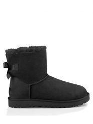 UGG Botki "Mini Baily Bow" w kolorze czarnym ze skóry jagnięcej rozmiar: 41. Czarne botki UGG, bez wzorów, ze skóry, z okrągłym noskiem, bez obcasa, bez zapięcia. Za 768.71 zł.