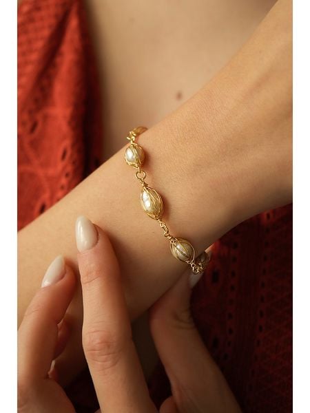 Pierres delicates Bransoletka w kolorze jasnoróżowym z perłami rozmiar: onesize. Różowe bransoletki Pierres delicates, z perłą, z mosiądzu. Za 104.14 zł.