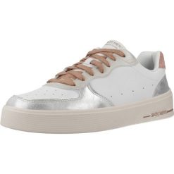 Kapcie SKECHERS HILAND - SOFT METALS Biały. Białe obuwie domowe Skechers, bez wzorów, z syntetyku, bez zapięcia. Za 269.99 zł.