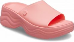 Klapki Dla Dorosłych Crocs Skyline Slide. Czerwone klapki Crocs, bez wzorów, z materiału, bez obcasa. Za 197.99 zł.