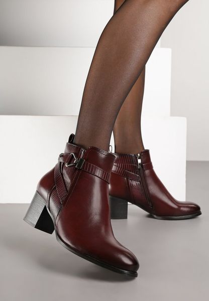 Bordowe Botki na Słupkowym Obcasie z Eleganckim Zdobieniem przy Cholewce Tulaneira. Czerwone botki Renee, z aplikacjami, z jeansu, bez obcasa, na obcasie, bez zapięcia. Za 179.99 zł.