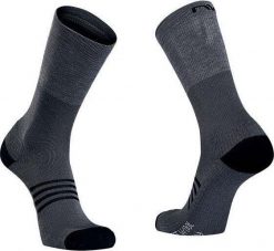 Skarpety rowerowe NORTHWAVE EXTREME PRO HIGH SOCK czarne. Szare skarpety Northwave, bez wzorów, z wełny. Za 122.45 zł.