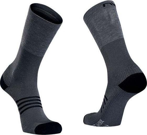 Skarpety rowerowe NORTHWAVE EXTREME PRO HIGH SOCK czarne. Szare skarpety Northwave, bez wzorów, z wełny. Za 122.05 zł.