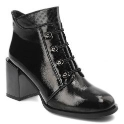 Czarne Botki Lakierowane Filippo Eleganckie Buty Damskie. Czarne botki Filippo, na jesień, bez wzorów, z lakierowanej skóry, bez obcasa, na obcasie, bez zapięcia. Za 209.00 zł.