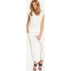 BLUZKA KRÓTKI RĘKAW KLASYCZNA, LUŹNA. Białe bluzki TOP SECRET, bez wzorów, eleganckie, bez kołnierzyka, bez ramiączek. W wyprzedaży za 29.99 zł.