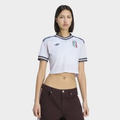 Koszulka wyjazdowa o skróconym fasonie Włochy 26. Niebieskie bluzki Adidas, bez wzorów, sportowe, bez kołnierzyka, bez ramiączek. Za 369.00 zł.