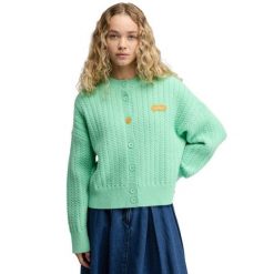 Damski kardigan z dzianiny Siroko Apollo-W Green. Zielone kardigany SIROKO, bez wzorów, z dzianiny. Za 169.00 zł.