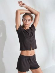 Piżama dwuczęściowa z krótkim rękawem z domieszką wiskozy - szary. Szare piżamy Sinsay, bez wzorów, z wiskozy, bez ramiączek. Za 49.99 zł.