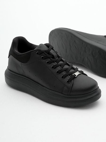 Trendyol Sneakersy w kolorze czarnym rozmiar: 38. Czarne trampki Trendyol, bez wzorów, bez zapięcia. Za 129.95 zł.