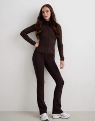 Damskie legginsy ocieplane rozszerzane długie kakaowe. Brązowe legginsy AIM'N, xl, bez wzorów, z elastanu, z podwyższonym stanem, długie. Za 351.00 zł.