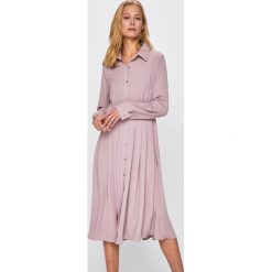 Glamorous - Sukienka. Czerwone sukienki Glamorous, na co dzień, s, bez wzorów, z materiału, casualowe, bez kołnierzyka, bez ramiączek, maxi, proste. W wyprzedaży za 159.90 zł.