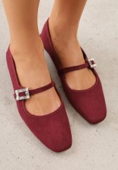 Bordowe Balerinki z Imitacji Zamszu o Fasonie Mary Jane z Cyrkoniową Klamrą Ireltise. Czerwone baleriny Renee, z aplikacjami, bez obcasa. Za 79.99 zł.