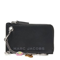Bilonówka Marc Jacobs. Czarne portfele Marc Jacobs, bez wzorów. Za 799.99 zł.