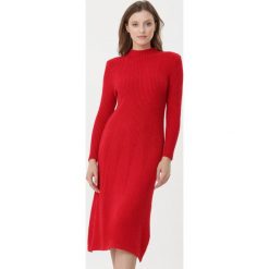 Czerwona Sukienka Laylah. Czerwone sukienki Born2be, m, bez wzorów, z dzianiny, eleganckie, bez kołnierzyka, bez ramiączek, midi, dopasowane. Za 109.99 zł.