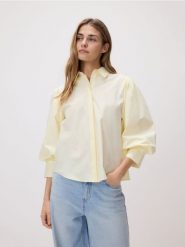 Koszula z bufiastymi rękawami - jasnożółty. Żółte koszule Reserved, l, bez wzorów, z bawełny, bez kołnierzyka, bez ramiączek. Za 139.99 zł.