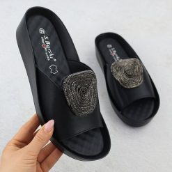Skórzane klapki damskie na koturnie z cyrkoniami czarne S.Barski KV51-028. Czarne klapki S.BARSKI, bez wzorów, ze skóry, bez obcasa, na koturnie. Za 137.99 zł.