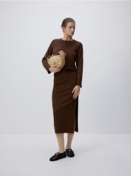 Gładka bluza z wiskozą - ciemnobrązowy. Brązowe bluzy Reserved, l, bez wzorów, z dzianiny, bez kaptura. Za 79.99 zł.