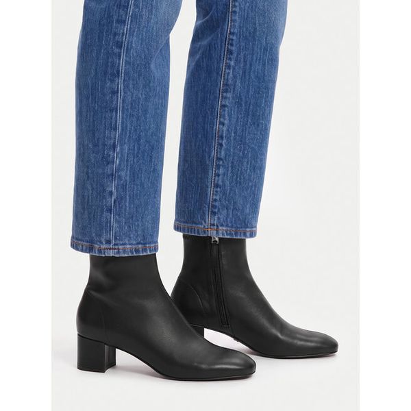 Botki GINO ROSSI. Czarne botki Gino Rossi, bez wzorów, bez obcasa, na słupku, bez zapięcia. Za 349.99 zł.