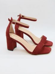Bellucci Sandały w kolorze czerwonym rozmiar: 36. Czerwone sandały Bellucci, bez wzorów, z otwartym noskiem, bez obcasa, na koturnie, bez zapięcia. Za 100.99 zł.