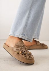 Beżowe Klapki VICES Typu Mule z Koralikami Frędzlami i Kokardą Dioleora. Brązowe klapki Born2be, z aplikacjami, bez obcasa, na płaskiej podeszwie. Za 119.99 zł.