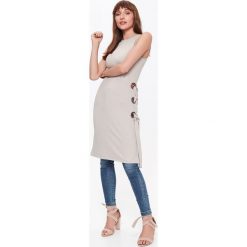 TUNIKA DAMSKA, MIDI, BEZ RĘKAWÓW. Brązowe tuniki TOP SECRET, na co dzień, na lato, bez wzorów, z dzianiny, eleganckie, bez kołnierzyka, bez ramiączek. W wyprzedaży za 49.99 zł.
