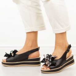 Czarne skórzane sandały damskie na koturnie Cambell 40351. Czarne sandały Cambell, z aplikacjami, z jeansu, bez obcasa, na koturnie, bez zapięcia. Za 219.00 zł.