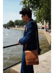 Victor & Hugo Paris Skórzana torebka "Andrea" w kolorze karmelowym - 26 x 22,5 x 6 cm rozmiar: onesize. Brązowe torby na ramię Victor & Hugo Paris, bez wzorów, z materiału, na ramię, bez dodatków. Za 304.99 zł.