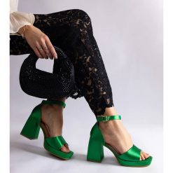 Zielone satynowe sandały na masywnym obcasie. Zielone sandały bez wzorów, z satyny, eleganckie, bez obcasa, bez zapięcia. Za 78.89 zł.