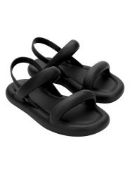 Melissa Sandały w kolorze czarnym rozmiar: 39. Czarne sandały Melissa, bez wzorów, klasyczne, z otwartym noskiem, bez obcasa, bez zapięcia. Za 141.19 zł.