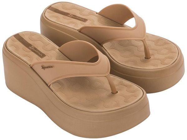 Buty klapki damskie japonki Ipanema Solaris platforma beżowe. Brązowe klapki Ipanema, bez wzorów, z gumy, bez obcasa, na platformie. Za 169.99 zł.