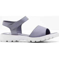Sandały bonprix niebieski gołębi. Niebieskie sandały bonprix, bez wzorów, bez obcasa, na koturnie, bez zapięcia. Za 74.99 zł.
