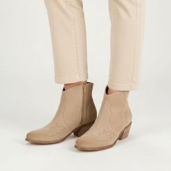 Botki damskie Armodo, cholewka ze skóry naturalnej zamszowej z dekoracyjnym przeszyciem inspirowanym stylem western, stabilny obcas o średniej wysoko. Brązowe botki Armodo, bez wzorów, ze skóry, bez obcasa, na obcasie, bez zapięcia. Za 399.00 zł.