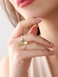 Nakkash Pozłacany pierścionek z cyrkonią rozmiar: onesize. Żółte pierścionki Nakkash, z cyrkonią, pozłacane. Za 78.28 zł.