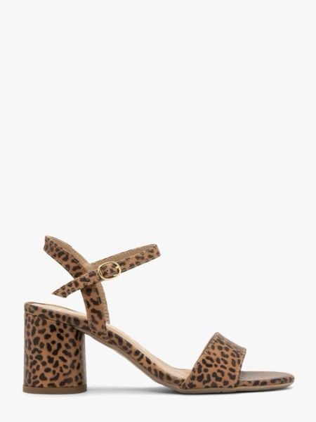 Brązowe sandały damskie w panterkę. Brązowe sandały Ryłko, bez wzorów, ze skóry, bez obcasa, bez zapięcia. Za 349.99 zł.