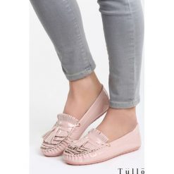 Różowe Mokasyny Carnation. Czerwone mokasyny Born2be, bez wzorów, z materiału, bez obcasa. Za 49.99 zł.
