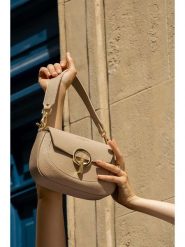 Victor & Hugo Paris Skórzana torebka "Nour" w kolorze beżowym - 20 x 14 x 5 cm rozmiar: onesize. Brązowe torby na ramię Victor & Hugo Paris, bez wzorów, z materiału, na ramię, bez dodatków. Za 304.99 zł.