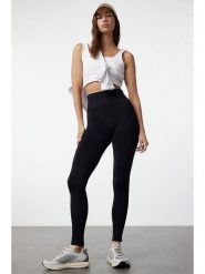 Trendyol Legginsy sportowe w kolorze czarnym rozmiar: XS/S. Czarne legginsy sportowe Trendyol, s, bez wzorów, z podwyższonym stanem, outdoorowe. Za 57.20 zł.