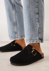 Czarne Zamszowe Klapki w Stylu Chodaków Ozdobione Klamrą Irinania. Czarne klapki Born2be, bez wzorów, z materiału, bez obcasa, na płaskiej podeszwie. Za 159.99 zł.