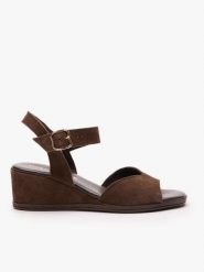 Ciemnobrązowe sandały na koturnie. Brązowe sandały Ryłko, bez wzorów, ze skóry, eleganckie, z okrągłym noskiem, bez obcasa, na koturnie, bez zapięcia. Za 399.99 zł.