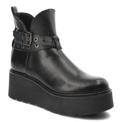 Czarne Botki Armodo Damskie Buty Ze Skóry Naturalnej. Czarne botki Armodo, bez wzorów, z materiału, bez obcasa, na platformie, bez zapięcia. Za 359.00 zł.