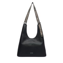 Torebka Calvin Klein. Czarne torebki klasyczne Calvin Klein, bez wzorów, bez dodatków. Za 569.99 zł.