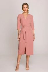 Elegancka sukienka midi z dekoltem V i rozcięciem różana. Czerwone sukienki Stylove, do pracy, na lato, xxl, bez wzorów, biznesowe, bez kołnierzyka, bez ramiączek, midi, ołówkowe. Za 389.00 zł.