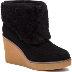 Botki UGG - W Coldin 1018648 W/Blk. Czarne botki UGG, bez wzorów, z materiału, bez obcasa, na obcasie, bez zapięcia. W wyprzedaży za 529.00 zł.