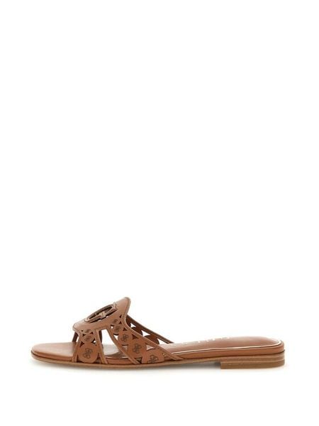 Guess Klapki FLJCS2 LEA03 Brązowy. Brązowe klapki Guess, z aplikacjami, ze skóry, bez obcasa. Za 328.99 zł.