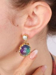 L'Atelier de Gaia Pozłacane kolczyki-wkrętki z kwarcem i perłami rozmiar: onesize. Białe kolczyki L'Atelier de Gaia, z kwarcem, pozłacane. Za 104.89 zł.