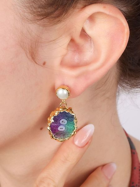 L'Atelier de Gaia Pozłacane kolczyki-wkrętki z kwarcem i perłami rozmiar: onesize. Białe kolczyki L'Atelier de Gaia, z kwarcem, pozłacane. Za 104.89 zł.