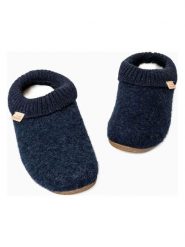 Living Kitzbühel Kapcie "Horn" w kolorze granatowym rozmiar: 38. Niebieskie obuwie domowe Living Kitzbühel, bez wzorów, z materiału, bez zapięcia. Za 224.95 zł.