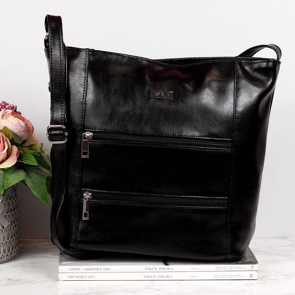 Skórzana torebka damska czarna DAN-A T450. Czarne torebki klasyczne DAN-A, bez wzorów, ze skóry, bez dodatków. Za 289.99 zł.