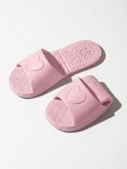 Składane klapki z motywem serca - różowy. Czerwone klapki Sinsay, bez wzorów, bez obcasa. Za 15.99 zł.